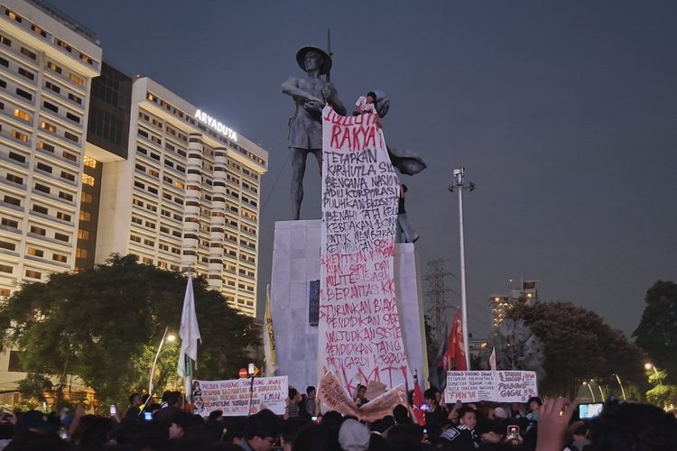 Massa Demo Mahasiswa Panjat Tugu Tani, Pasang Spanduk Tuntutan Rakyat