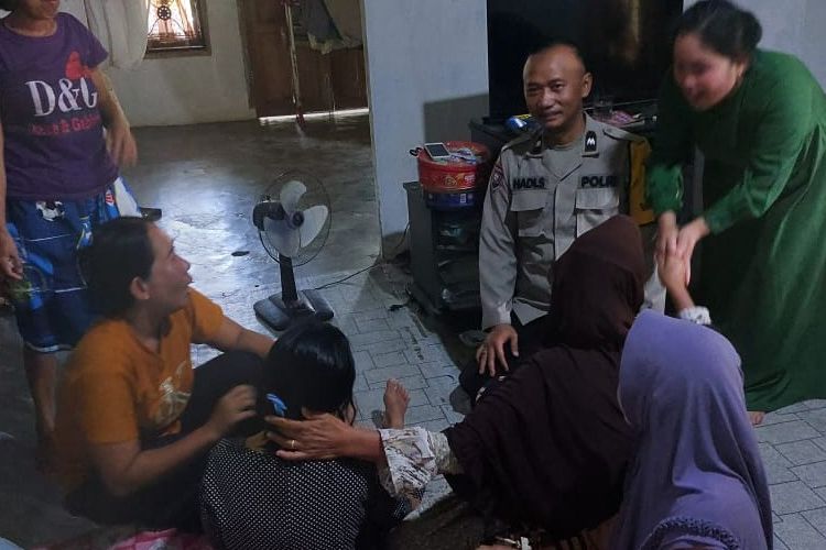 Li dan anaknya JU berusia 1 tahun diselamatkan warga setelah hendak bunuh diri dengan melompat ke sungai Ogan, di Kabupaten Ogan Komering Ulu (OKU), Sumatera Selatan, Jumat (14/7/2023).