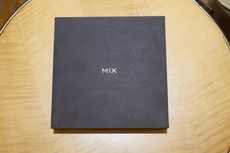 Melihat Isi Kotak Kemasan Xiaomi Mi Mix 2
