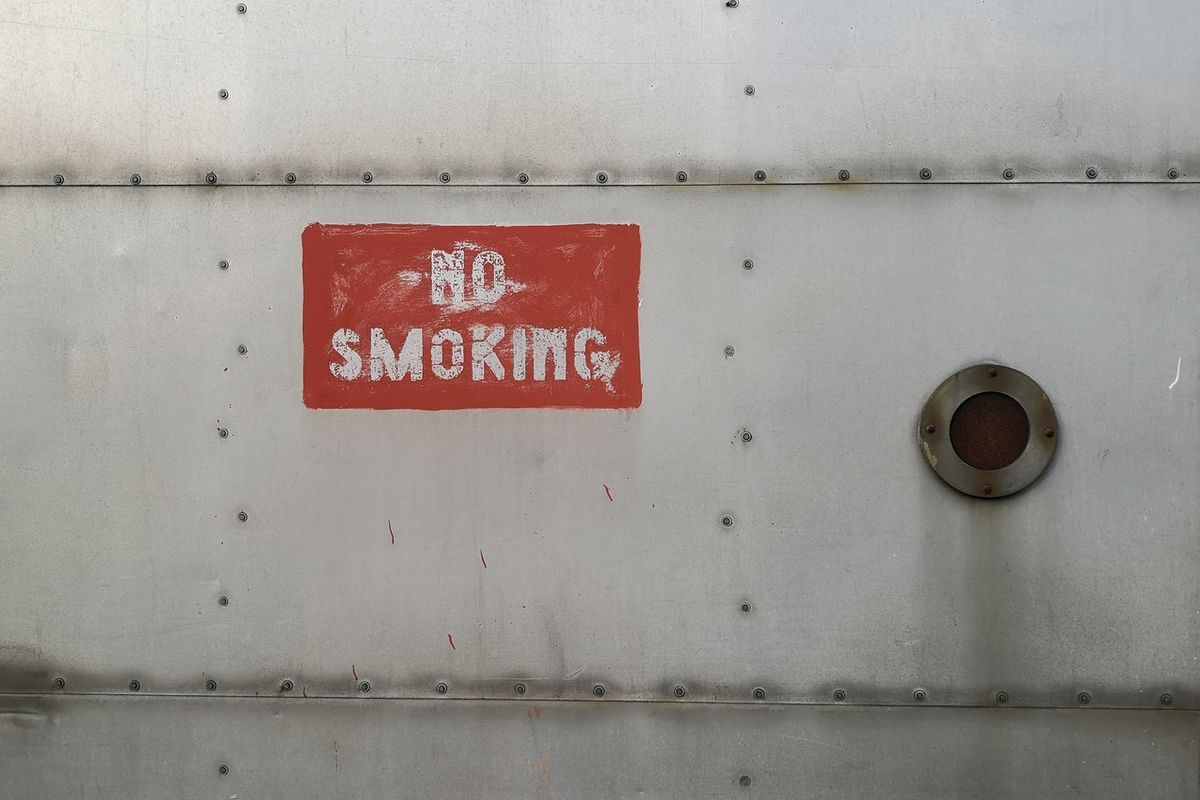 Merokok di ruangan berpendingin atau AC bisa berdampak buruk bagi kesehatan.