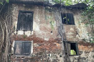 Jadi Sisa Kejayaan VOC, Kasteel Batavia Kini Terkubur di Antara Truk dan Sampah