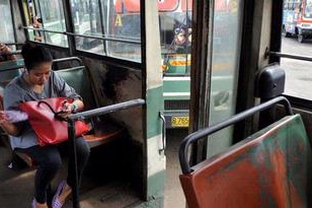 Penumpang bus di Stasiun Senen, Jakarta, Rabu (28/3/2012). Pemerintah hanya akan menyetujui kenaikan tarif angkutan umum sebesar 20 persen sebagai kompensasi kenaikan harga bahan bakar minyak. Besaran kenaikan tersebut lebih rendah dari usulan Organda sebesar 35 persen.