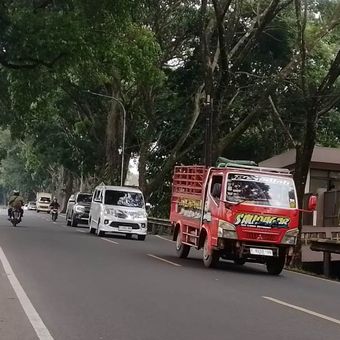 Sejumlah kendaraan melintas di jalur Cibeureum, Cugenang, Kabupaten Cianjur, Jswa Barat. Jalur menuju kawasan wisata Puncak ini rawan longsor dan pohon tumbang.