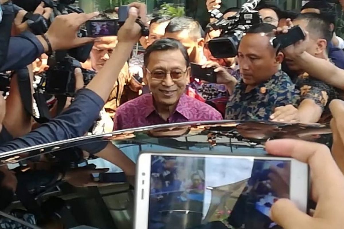 Mantan Wakil Presiden RI Boediono telah memenuhi permintaan keterangan di Komisi Pemberantasan Korupsi (KPK), Kamis (15/11/2018). Boediono yang berada di Gedung Merah Putih KPK selama 3,5 jam ini keluar sekitar pukul 13.00 WIB.