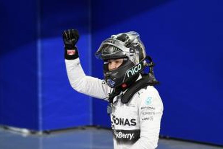 Pebalap Mercedes asal Jerman, Nico Rosberg, melambaikan tangan setelah menyelesaikan sesi kualifikasi GP Bahrain sebagai yang tercepat, di Sirkui Internasional Bahrain, Sakhir, Sabtu (5/4/2014).