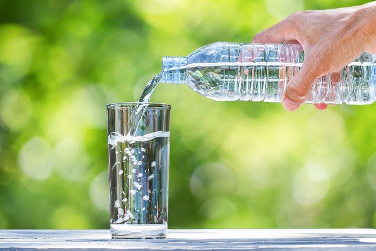 Air minum dalam kemasan (AMDK) menggunakan jenis plastik PET yang aman digunakan. 