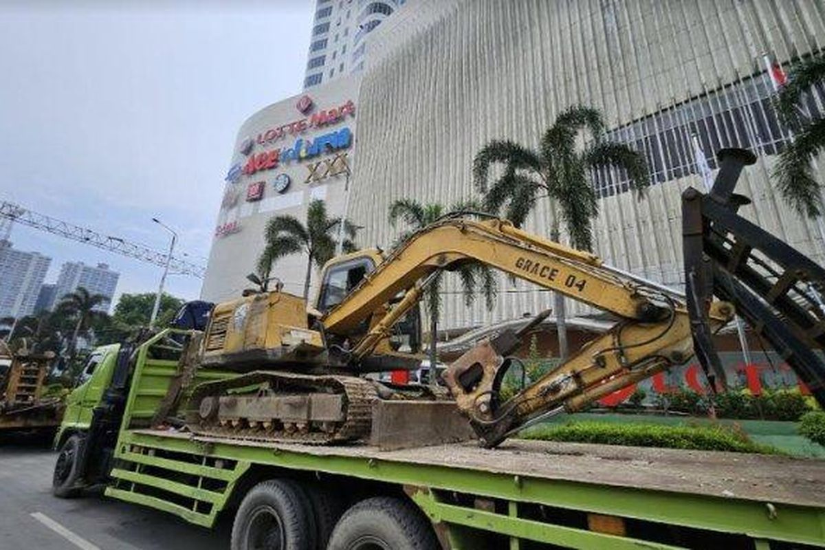 Sejumlah alat berat yang bertuliskan Dinas SDABMBK diparkirkan di depan Mal Centre Point, Medan, Rabu (29/5/2024). Mal akan dibongkar jika tak bayar tunggakan pajak sebesar Rp 250 miliar