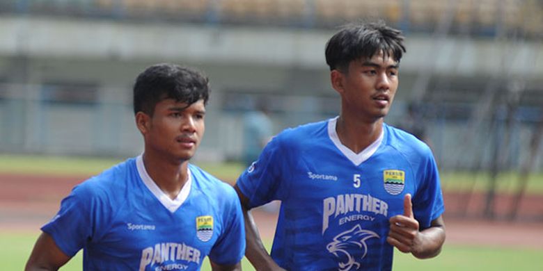 Dua bek muda Persib Bandung, Bayu Mohamad Fiqri (kiri) dan Kakang Rudianto (kanan), dalam sesi latihan tim Persib di Stadion Gelora Bandung Lautan Api (GBLA), Selasa (02/03/2021). 