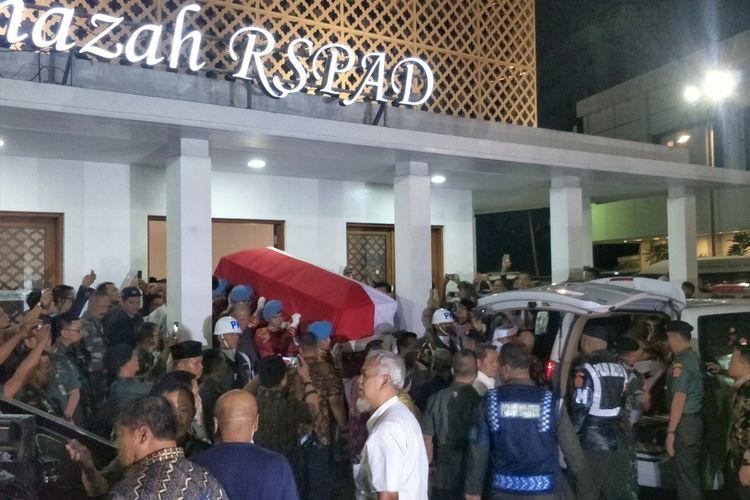 Jenazah Presiden ketiga RI diberangkatkan dari Rumah Jenzah RSPAD Gatot Subroto, Jakarta Pusat, menuju kediaman pribadinya di kawasan Patra Kuningan, Jakarta Selatan, Rabu (11/9/2019) malam.