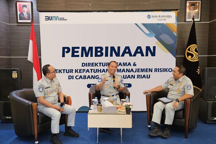 Dirut Jasa Raharja Rivan A Purwantono membina jajaran Jasa Raharja Cabang Kepulauan Riau untuk mengedukasi masyarakat terkait kepatuhan membayar pajak dan pengkinian data kendaraan di Riau, Senin (12/08/2024). 