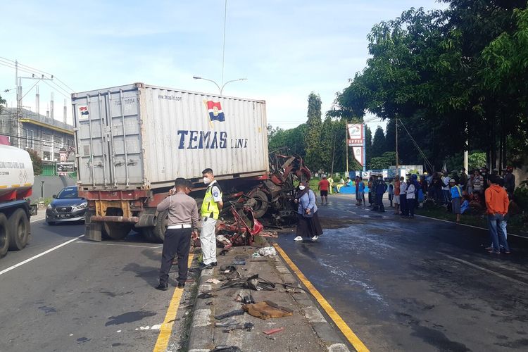 Kondisi truk trailer L 8014 UJ rusak parah setelah terlibat kecelakaan adu banteng di Jalan Solo-Semarang tepatnya di timur SPBE Teras, Kabupaten Boyolali, Jawa Tengah pada Selasa (17/5/2022) pagi.