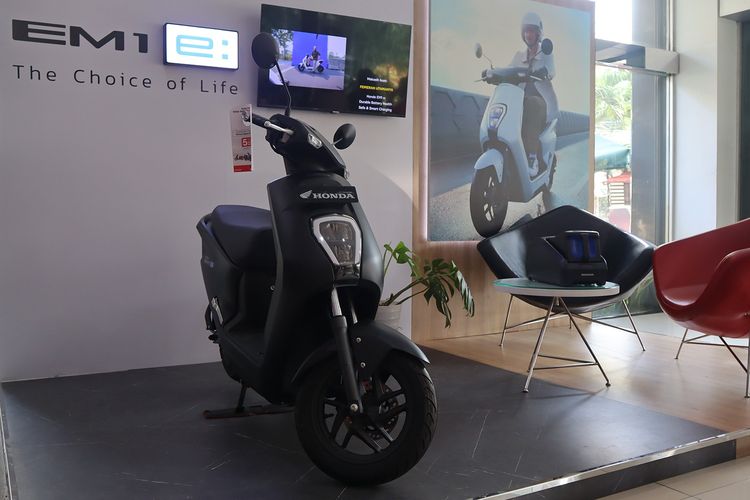 Ilustrasi motor listrik Honda EM1 e: di diler Honda