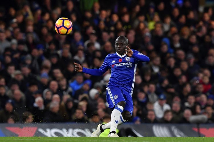 NGolo Kante melepaskan umpan lambung saat Chelsea melawan Everton pada partai lanjutan Premier League - kasta pertama Liga Inggris - di Stadion Stamford Bridge, 5 November 2016.
