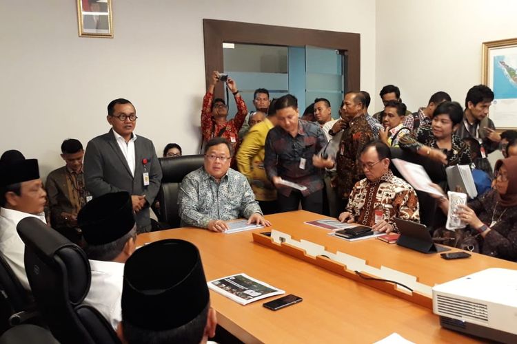  Kepala Badan Perencanaan Pembangunan Nasional (Bappenas) menggelar pertemuan membahas pemindahan Ibu Kota Negara, Senin (6/5/2019). Pertemuan terkait pemindahan Ibu Kota Negara berlangsung di Gedung Bina Graha, Kompleks Istana Kepresidenan, Jakarta.   Pertemuan mengundang sejumlah kepala daerah yang beberapa kota di wilayahnya masuk dalam pertimbangan menjadi ibu kota negara baru. Kepala daerah yang hadir yakni Gubernur Kalimantan Tengah, Gubernur Kalimantan Barat dan Gubernur Sulawesi Barat.