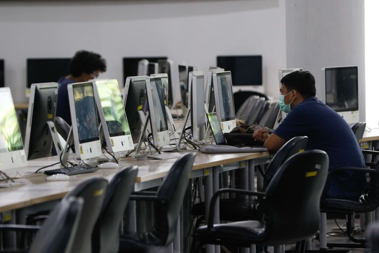 Suasana lenggang di kompleks Kampus Universitas Indonesia, Depok, Jawa Barat, Rabu (18/3/2020). Untuk pencegahan penyebaran infeksi Covid-19 , Universitas Indonesia mengeluarkan kebijakan mengubah bentuk kuliah tatap rnuka menjadi Pembelajaran Jarak Jauh (PJJ) sejak hari Rabu, 18 Maret 2020 hingga berakhirnya semester genap Tahun Ajaran 2019/2020.