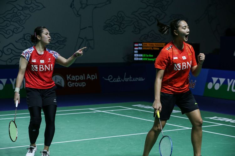 Ganda putri Indonesia, Febby Valencia Dwijayanti Gani/Ribka Sugiarto bertanding melawan ganda putri Korea Selatan, Lee So Hee/Shin Seung Chan pada babak 32 besar Indonesia Open 2022 di Istora Senayan, Jakarta, Rabu (15/6/2022). Langkah Febby/Ribka terhenti usai kalah dengan skor 21-16 dan 22-20.