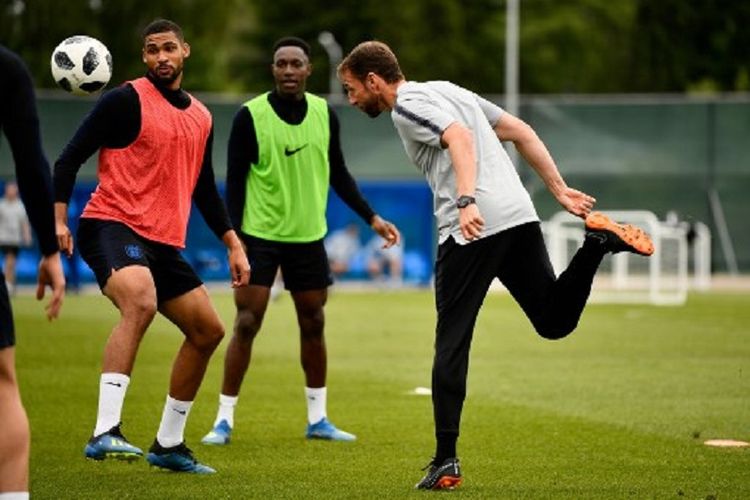 Pelatih timnas Inggris, Gareth Southgate (kanan), ikut berlatih bersama Ruben Loftus-Cheek dan Danny Welbeck pada sesi pemusatan latihan di Zelenogorsk. 13 Juni 2018. 