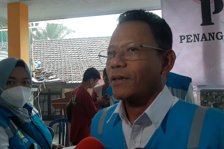 General manager PLN Jawa Timur Lasiran saat mengunjungi posko pengungsian di Desa Penanggal, Senin (6/12/2022)
