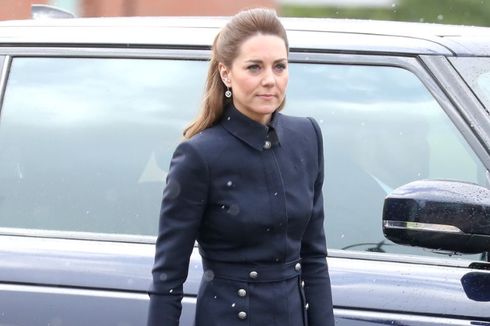 Cantik, Kate Middleton Tampil dengan Baju Bergaya Militer