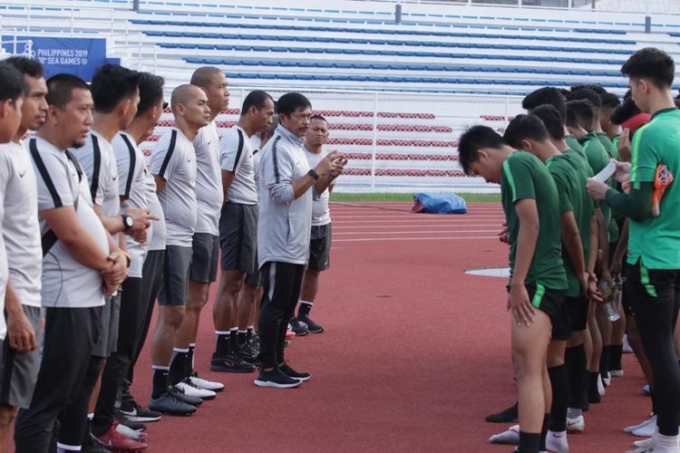 Pelatih timnas U-23 Indonesia memberi wejangan untuk anak asuhnya jelang laga perdana kontra Thailand di pentas SEA Games 2019.