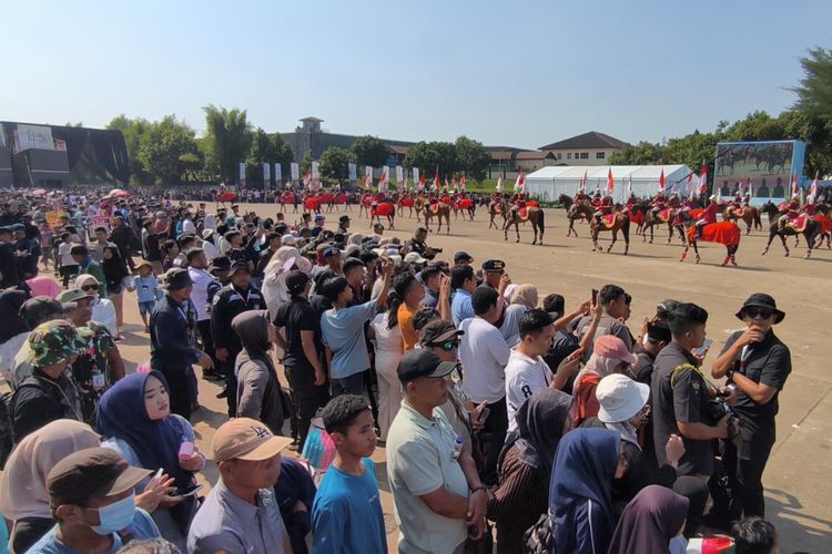 Warga Padati Satlat Brimob Cikeas, Saksikan Parade Ulang Tahun Polri