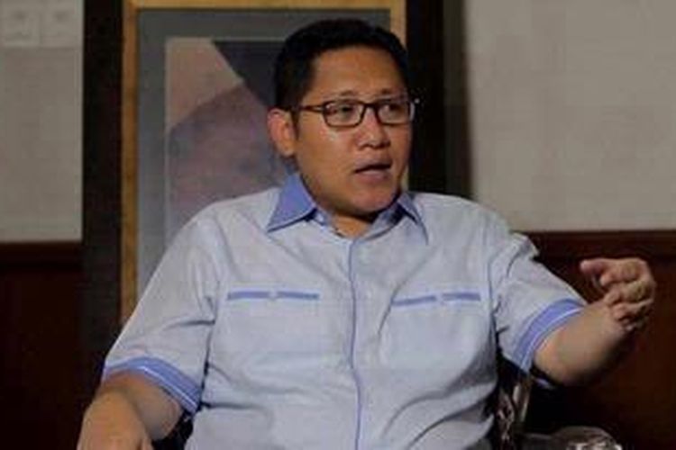 Mantan Ketua Umum Partai Demokrat, Anas Urbaningrum saat sesi wawancara dengan Kompas TV di kediamannya di Jakarta, Kamis (28/2/2013). Komisi Pemberantasan Korupsi menetapkan Anas sebagai tersangka dalam kasus dugaan suap proyek pembangunan pusat olah raga Hambalang, Bogor. 