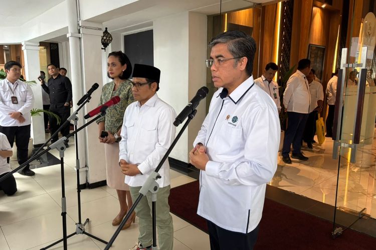 Menteri Ketenagakerjaan Yassierli bersama Menko Bidang Pemberdayaan Masyarakat Muhaimin Iskandar dan Wakil Menteri P2MI Christina Aryani saat memberikan keterangan pers di Kantor Kementerian Koordinator Bidang Pemberdayaan Masyarakat, Jakarta, Senin (22/9/2025).