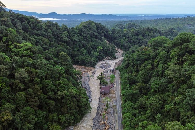 Foto udara longsor menimpa jalan di wilayah Mega Mendung, Lembah Anai, Tanah Datar, Sumatera Barat, Sabtu (29/11/2025). Akses utama jalan nasional Padang-Bukittinggi itu putus total akibat banjir bandang dan longsor pada Kamis (27/11) sehingga pengguna jalan harus memutar jauh melalui Kabupaten Solok. ANTARA FOTO/Iggoy el Fitra/tom.