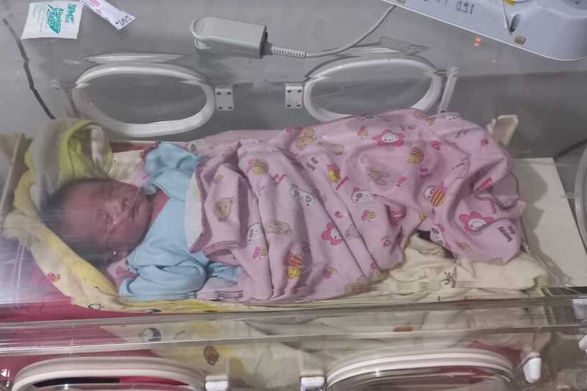 Bayi laki-laki dalam kardus yang dibuang di kebun di Sumedang, Jabar dalam perawatan intensif di RSUD Umar Wirahadikusum, Minggu (5/1/2025). DOK. POLRES SUMEDANG