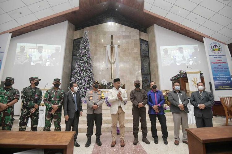 Gubernur Jawa Barat Ridwan Kamil saat meninjau misa Natal di Gereja HKBP Riau, Kota Bandung, Jumat (24/12/2021) malam.