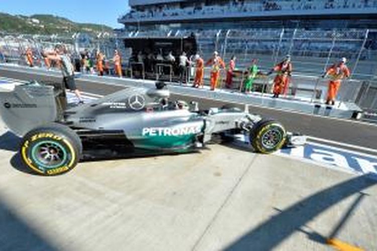 Pebalap Mercedes asal Inggris, Lewis Hamilton, meninggalkan pit Sirkuit Sochi saat menjalani sesi latihan kedua GP Rusia, Jumat (10/10/2014).