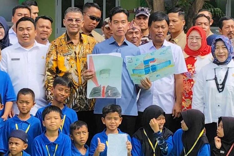 Alvindra tepat berada di hadapan Gibran menunjukan surat untuk Prabowo Subianto - Gibran Rakabuming Raka kepada Kompas.com di halaman Sekolah Rakyat di Lingkungan SMPN 16 Kota Cirebon pada Jumat (24/10/2025) siang.