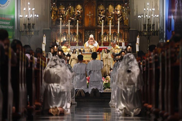 Suasana Misa Natal di Gereja Katedral, Jakarta Pusat, Selasa (24/12/2019). Perayaan Natal pada tahun ini bertema hiduplah sebagai sahabat bagi semua orang.