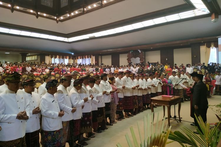 Upacara pelantikan anggota DPRD Bali, Senin (02/09/2019) di ruang sidang paripurna DPRD Bali. Anggota dewan yang dilantik kompak mengenakan pakaian adat Bali