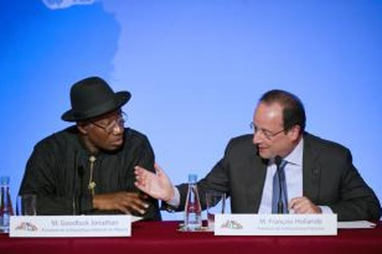 Presiden Nigeria Goodluck Jonathan dan Presiden Perancis Francois Hollande dalam KTT membahas teror Boko Haram di Paris, Sabtu (17/5/2014).