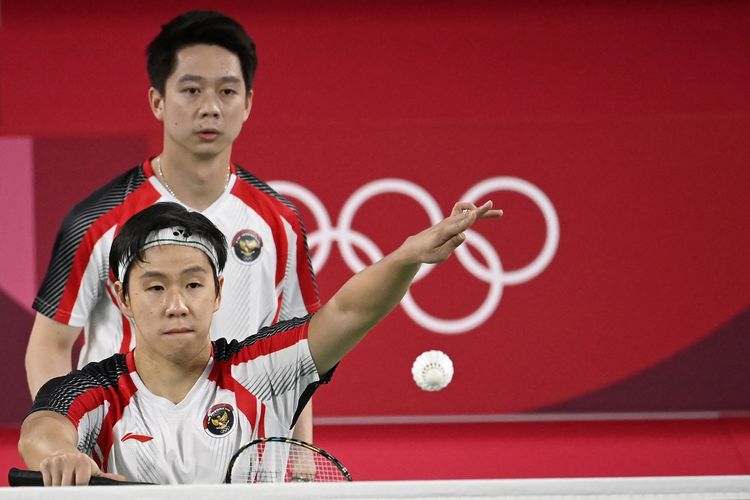 Marcus Fernaldi Gideon (depan) dan Kevin Sanjaya Sukamuljo saat tampil di Olimpiade Tokyo 2020, berhadapan dengan pasangan India, Chirag Shetty dan Satwiksairaj Rankireddy, di Musashino Forest Sports Plaza, Tokyo, 26 Juli 2021. 