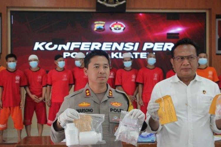 Kasat Narkoba Polres Klaten, AKP Hendro Satmoko dengan Kapolres Klaten, AKBP Warsono memperlihatkan barang bukti narkoba dalam gelar perkara di Mapolres Klaten, Senin (22/1/2024)
