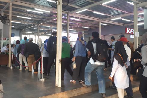 Pakai Tiket Keras, Antrean Penumpang KRL di Stasiun Manggarai Berlangsung Normal