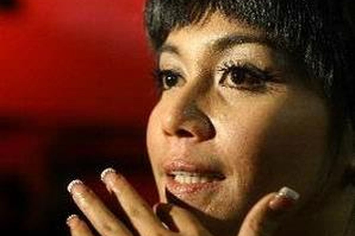 Dilihat dari alis dan matanya, seperti apa ya kepibadian Denada? 