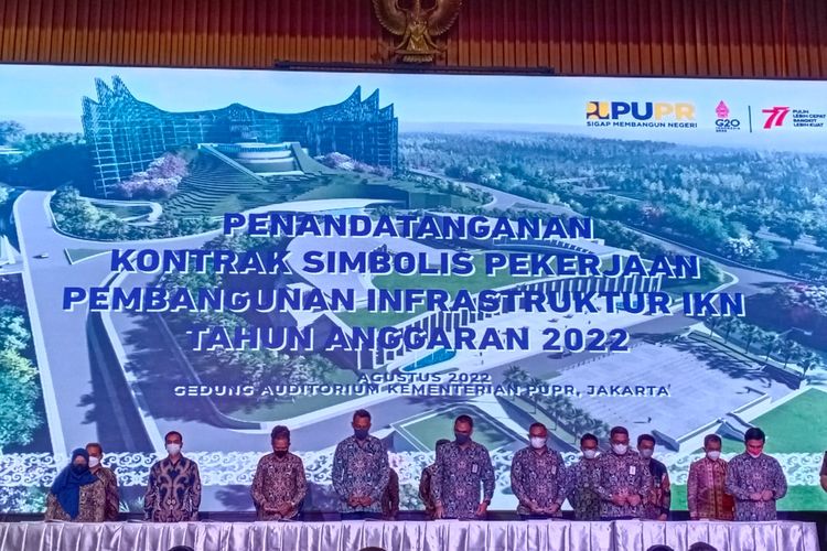 Penandatanganan kontrak simbolis pekerjaan pembangunan infrastruktur Ibu Kota Nusantara (IKN) TA 2022 dengan total 19 paket senila Rp 5,3 triliun, digelar di Auditorium Kementerian Pekerjaan Umum dan Perumahan Rakyat (PUPR), Senin (29/8/2022).
