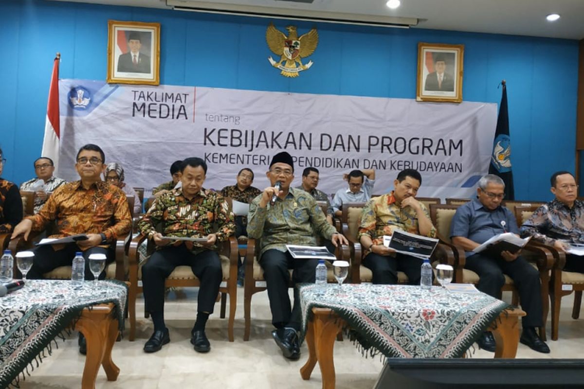 Menteri Pendidikan dan Kebudayaan Muhadjir Effendy dalam sosialisasi Permendikbud No. 51 Tahun 2018 tentang Penerimaan Peserta Didik Baru (PPDB) 2019 kepada, di Kantor Kemendikbud, Jakarta (15/1/2019).