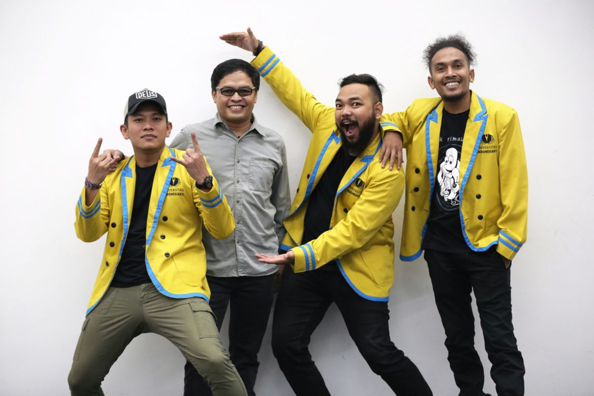 Artis peran dan sutradara film Pancaran Sinar Petromaks: Gaya Mahasiswa berpose disela mengisi acara Selebrasi (Selebritas Beraksi) di Studio 1 Menara Kompas, Palmerah, Jakarta, Selasa (22/01/2019). Film yang bercerita tentang grup musik OM PSP versi milenial ini akan tayang 31 Januari 2019 mendatang.