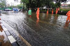 Jalan Bungur Arah Senen Banjir, Petugas PPSU Bersihkan Gorong-gorong