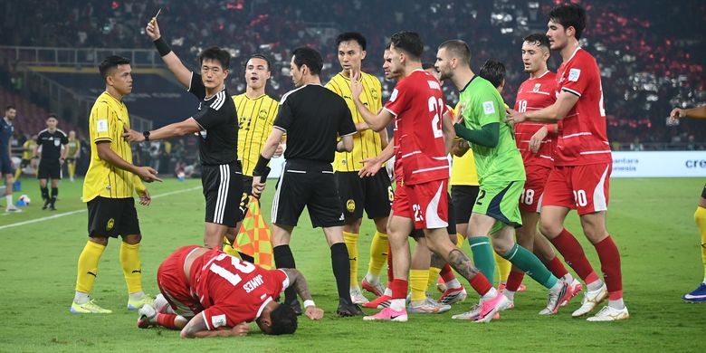 Ketegangan ketika pemain Timnas Malaysia Arif Aiman melanggar bek Timnas Indonesia Dean James dalam pertandingan lanjutan Grup A FIFA ASEAN Cup 2026, Senin (28/9/2026) di Stadion Utama Gelora Bung Karno, Senayan, Jakarta. 
