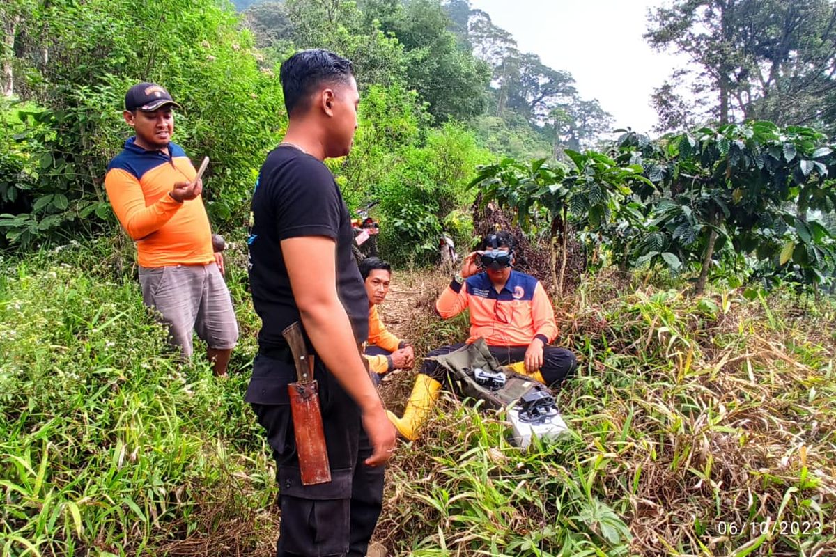 Petugas BPBD Jember saat melacak titik kebakaran di Lereng Gunung Argopuro Jember menggunakan kamera drone, Senin (9/10/2023)