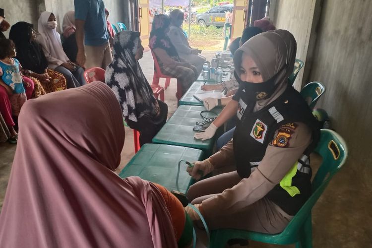 Pengobatan dilakukan terhadap ratusan warga di Posko terpadu penanganan bencana Polres Lhokseumawe di Desa Pulo Klat, Kecamatan Samudera, Kabupaten Aceh Utara, Selasa (8/12/2020).