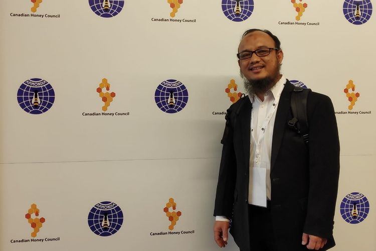 Pakar madu dari UI, Dr Muhammad Sahlan di sela mengikuti konferensi perlebahan tingkat dunia di Montreal, Kanada, tahun lalu.