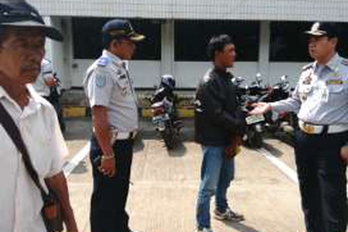 Kepala Dinas Perhubungan DKI Jakarta Andri Yansyah didampingi anggotanya mengecek seorang pria yang diduga calo di PKB Ujung Menteng, Jakarta Timur. Selasa (24/5/2016)