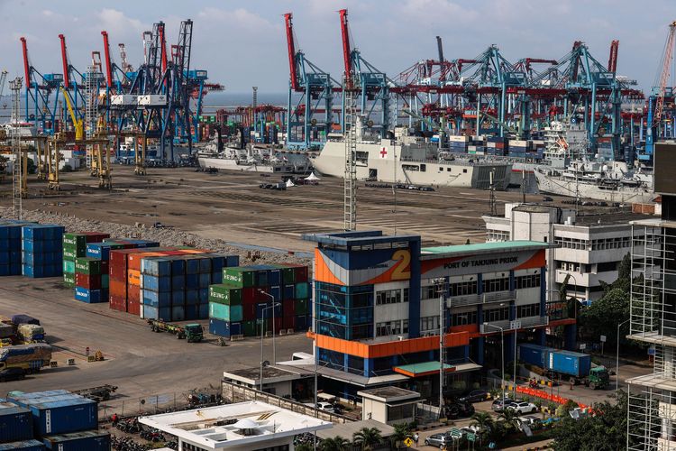 Aktivitas bongkar muat kontainer di Pelabuhan Tanjung Priok, Jakarta Utara, Senin (29/3/2021). Badan Pusat Statistik (BPS) melaporkan kinerja neraca perdagangan Indonesia mengalami surplus sebesar 2 miliar dollar AS. Untuk ekspor, realisasinya sebesar 15,27 miliar dollar AS atau tumbuh 8,56 persen (yoy). Sedangkan nilai impor realisasinya 13,26 miliar dollar AS atau tumbuh 14,86 persen. impor adalah, apa yang dimaksud dengan impor
apa itu impor, arti impor, ekspor impor, Devisa negara adalah berbentuk valas, devisa negara berasal dari berbagai sumber, devisa negara didapat dari ekspor.