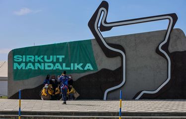 Pengunjung mengambil gambar di salah satu spot di area depan Sirkuit Internasional Jalan Raya Pertamina Mandalika di Kuta, Pujut, Lombok Tengah, Nusa Tenggara Barat, Selasa (15/3/2022). Saat ini, berbagai persiapan jelang MotoGP pada 18-20 Maret 2022 terus dikebut baik di dalam maupun di luar kawasan Sirkuit Internasional Jalan Raya Pertamina Mandalika.